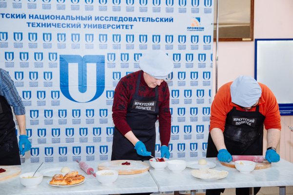 Сотрудники ректората ИРНИТУ накормили политеховцев пирожками в честь Дня студента