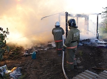 В Хакасии при ликвидации воскресного пожара огнеборцы эвакуировали 3 газовых баллона