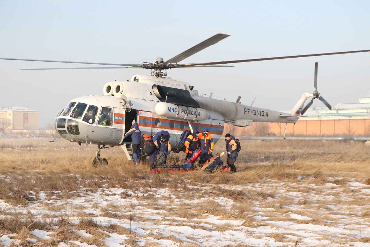 Спасатели эвакуировали охотника из сибирской тайги