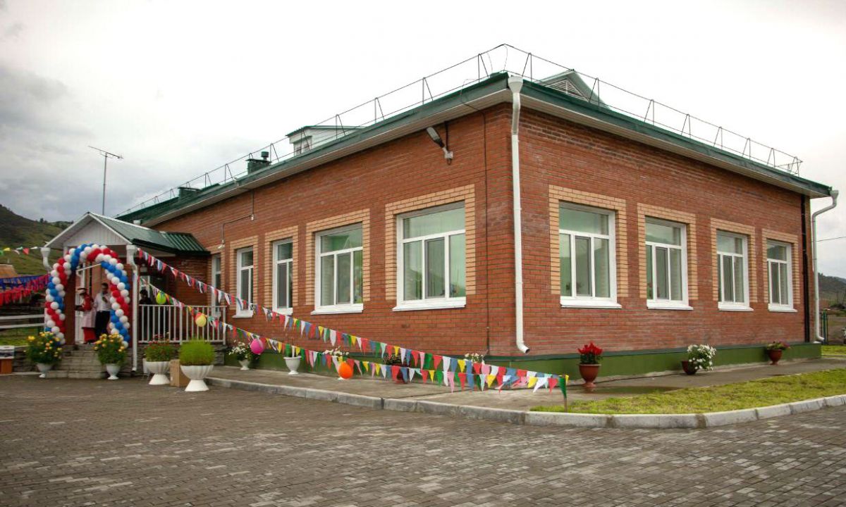 Глава Хакасии принял участие в открытии новой школы в аале Верх-База