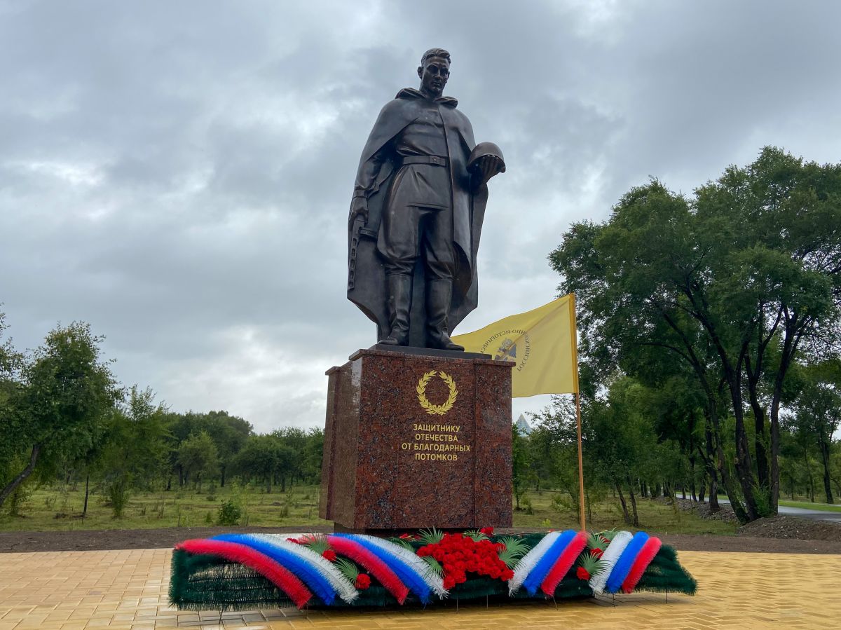 В Абакане появился памятник советскому солдату