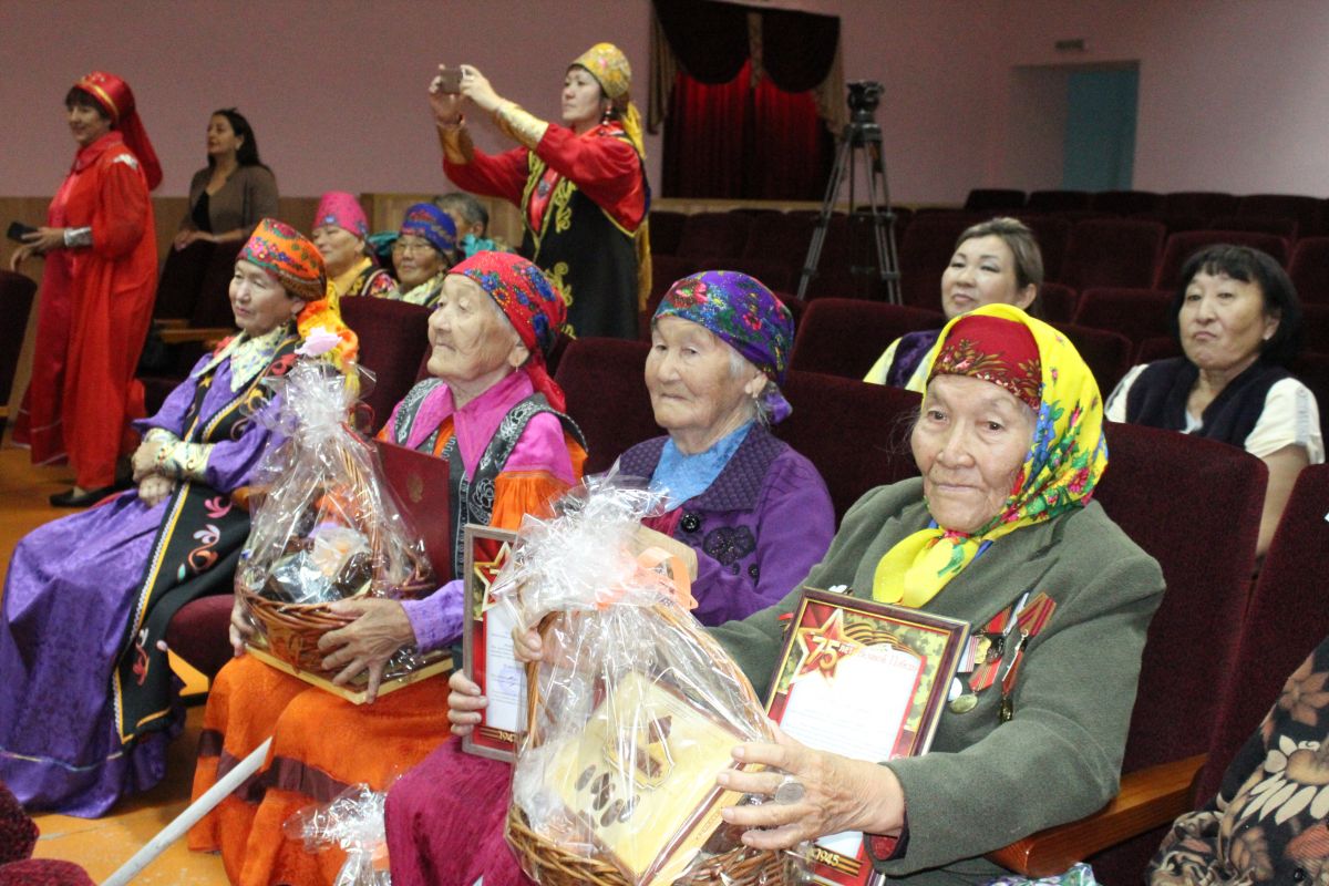 Лига хакасских женщин «Алтынай» поздравила тружеников тыла с юбилеем Победы