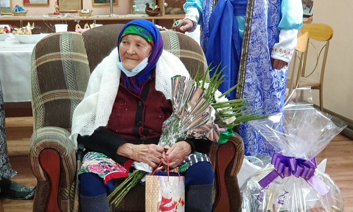 В Хакасии со 100-летним юбилеем поздравили труженицу тыла