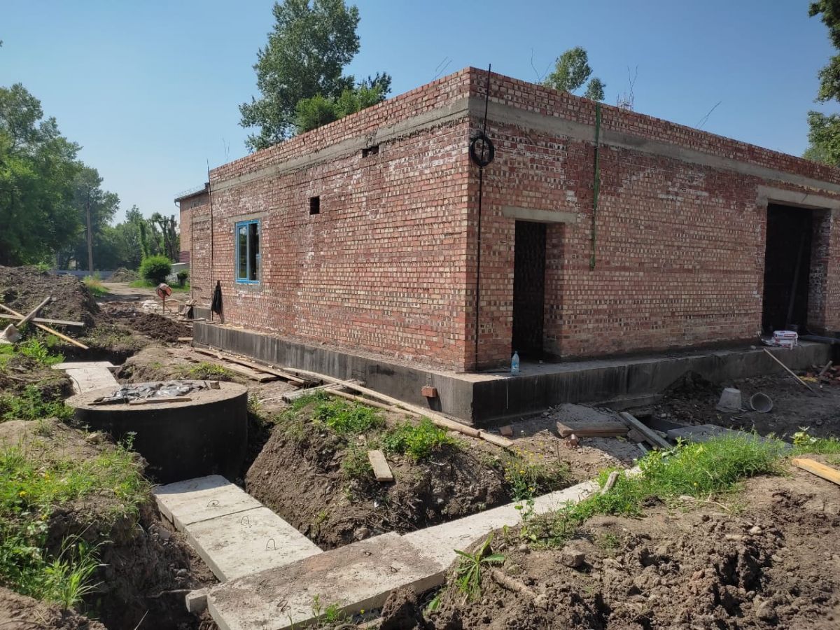 В Абакане строят помещение для дезинфекции санитарного транспорта