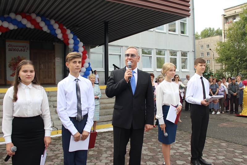 Николай Булакин поздравил учеников самой большой школы Хакасии