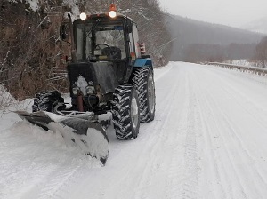 traktor yborka snega