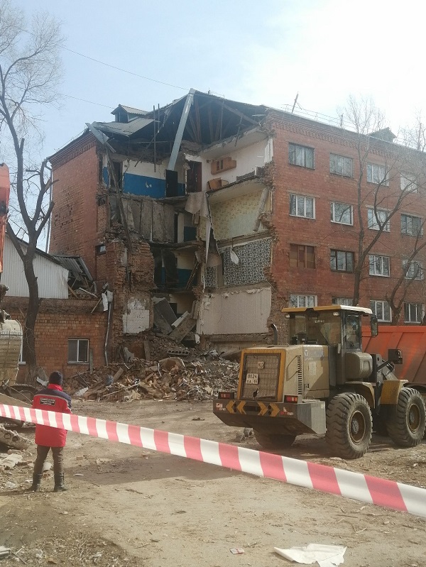 В Черногорске продолжаются работы по разбору завалов разрушенного дома