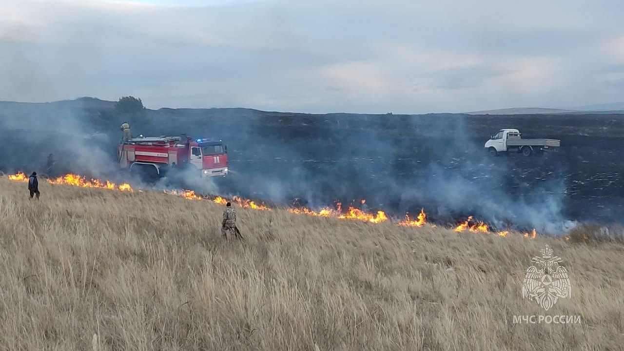 Пожарные ликвидировали крупный пал сухой травы под Саяногорском