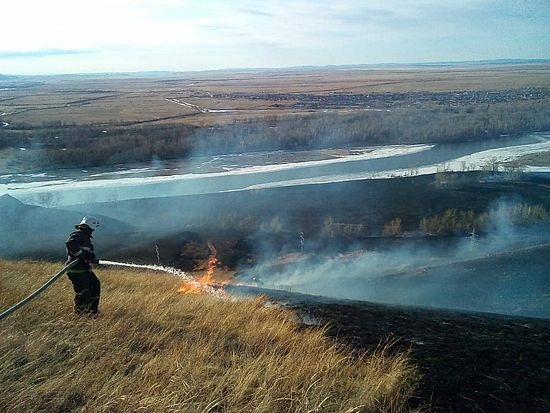 Огнеборцы Хакасии потушили 10-километровый степной пал