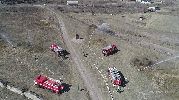 Пожарные Хакасии провели учения с применением мощной насосной станции