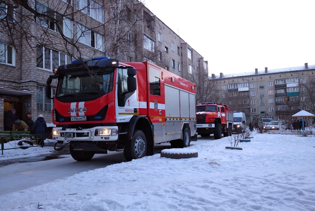 v abakane pozharnye spasli chetyreh