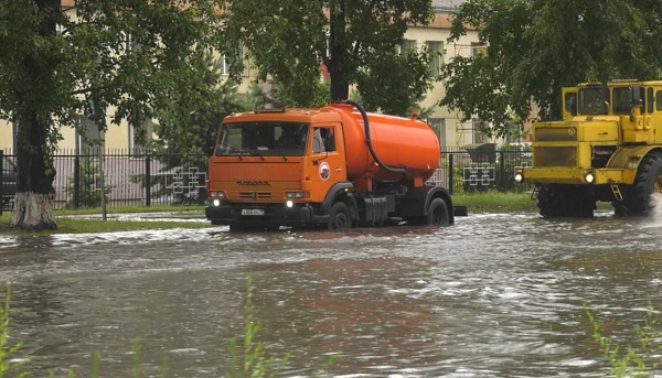 В столице Хакасии вторые сутки откачивают воду с городских улиц