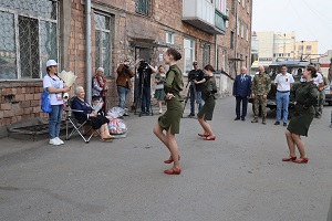 В Хакасии военную медсестру Надежду Антипину поздравили концертом во дворе дома