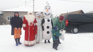 В Хакасии новогодний бизнес-десант порадовал подарками100 детей из нуждающихся семей