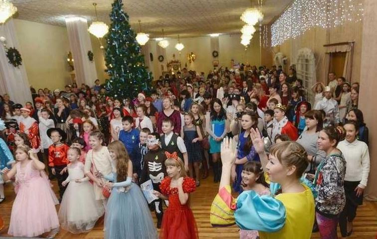 Новогодние елки для детей в Хакасии состоятся