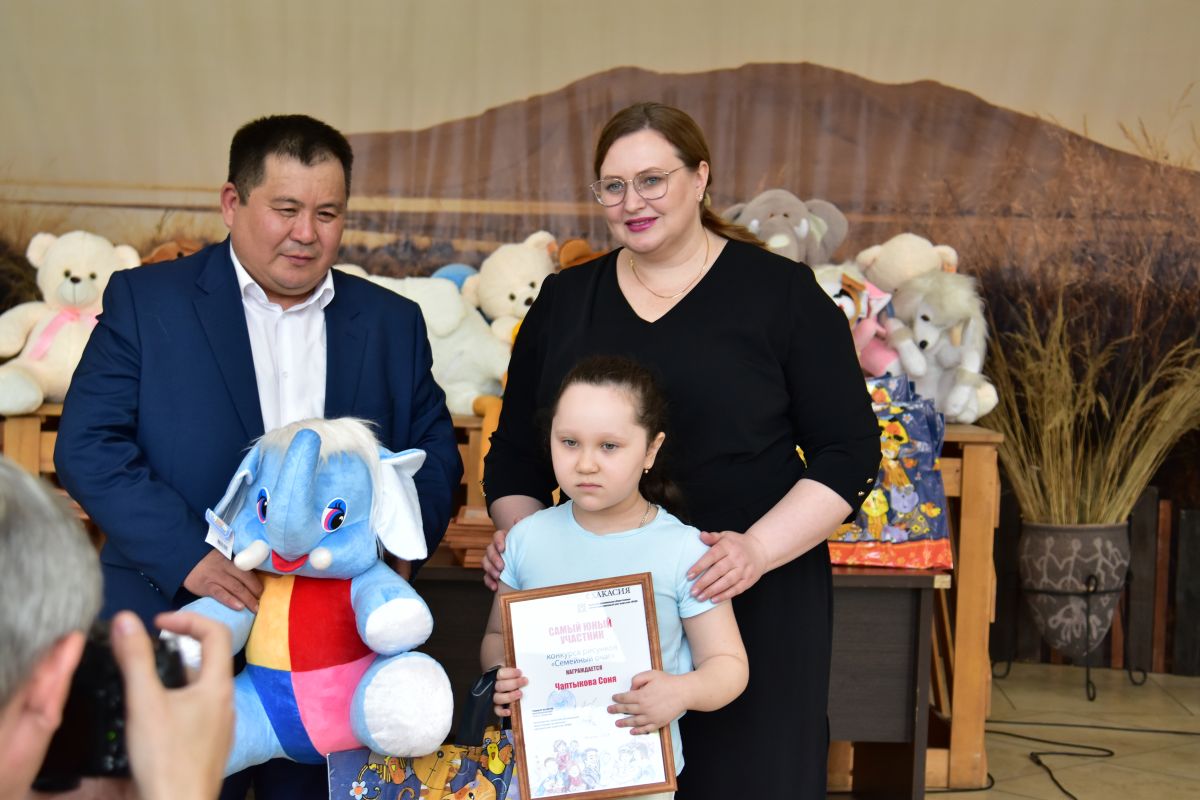 Дети с ограниченными возможностями в Хакасии получили призы за участие в конкурсе рисунков