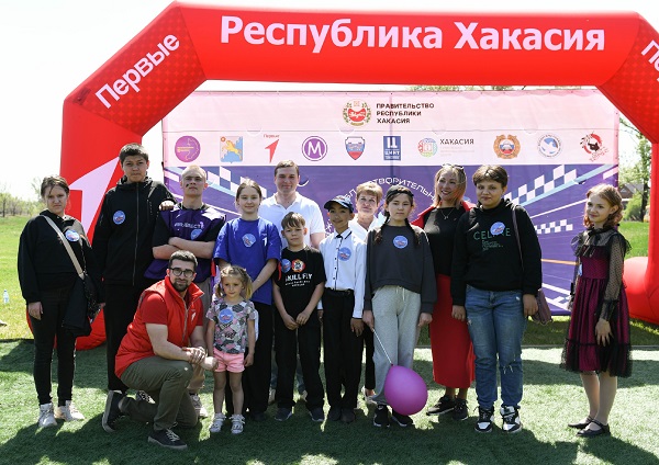 «Мир авто без границ»: в Хакасии состоялся автофестиваль для детей с ограниченными возможностями