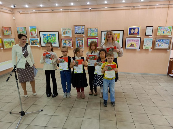 В Абакане наградили победителей конкурса детского рисунка «Золотая кисточка»