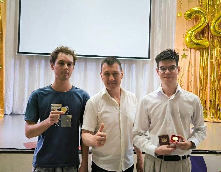 Выпускникам школы для детей с нарушениями зрения в Хакасии вручили особые награды
