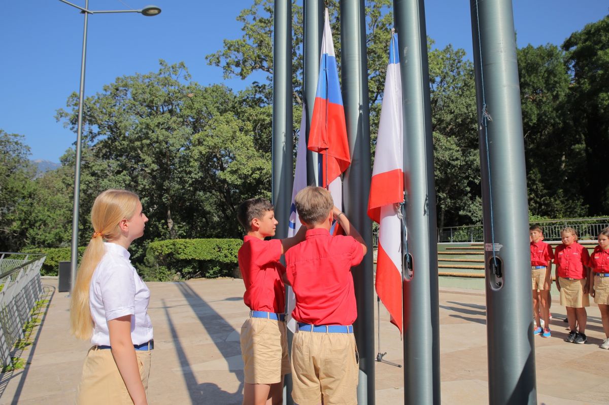 Кому доверят поднимать флаг России в школах Хакасии