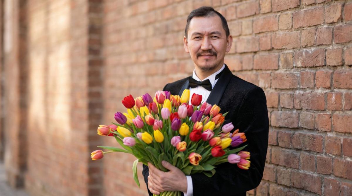 Artur Marluzhokov s tyulpanami 1