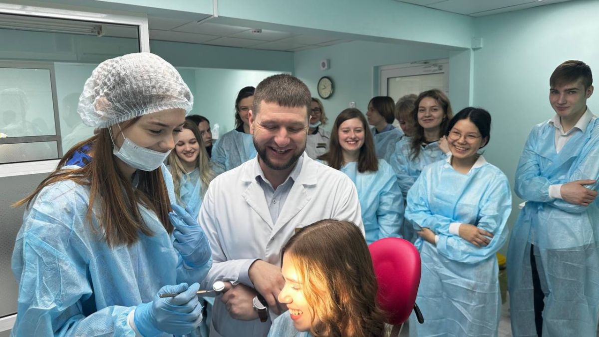 Хакасские стоматологи проводят профориентационные встречи для школьников