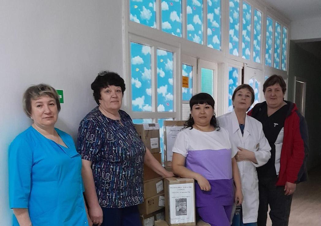 Сотрудники Сорской городской больницы собрали гуманитарную помощь бойцам СВО