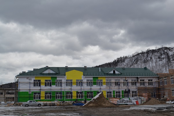 В хакасском селе Арбаты продолжается строительство новой школы