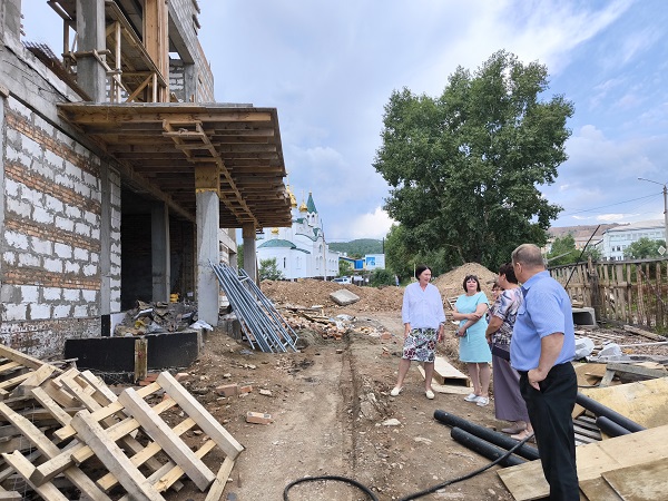 Министр культуры Хакасии побывала на стройплощадке Центра культурного развития в Сорске