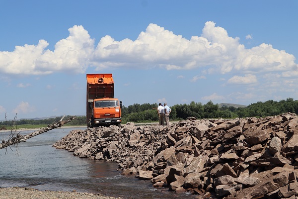 В столице Хакасии идет строительство переливной дамбы на реке Абакан