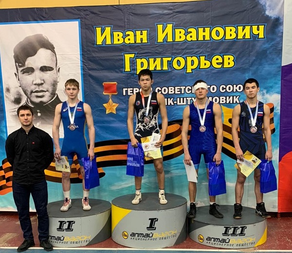 Борцы-юниоры из Хакасии завоевали награды на всероссийских соревнованиях