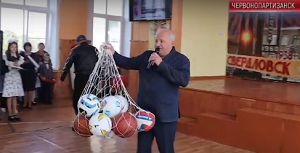 Школа в Червонопартизанске ЛНР получила мячи от Хакасии