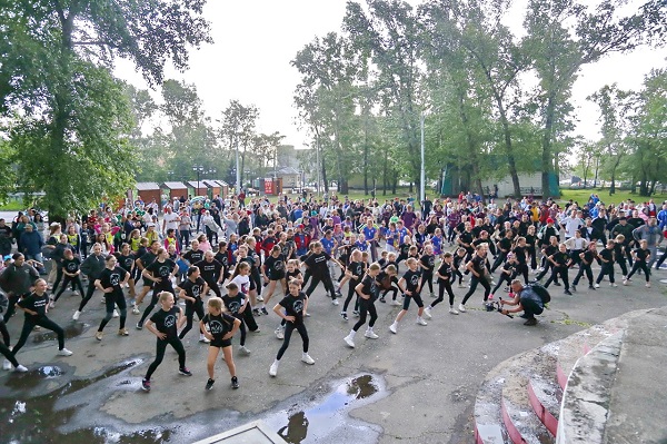 «Спортивная пятница» в Хакасии объединила зарядкой 1000 участников
