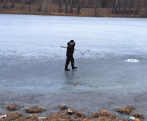 В МЧС Хакасии рекомендовали рыбакам не выходить на непрочный лед
