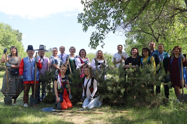 В абаканском парке представители девяти диаспор высадили «Деревья дружбы»