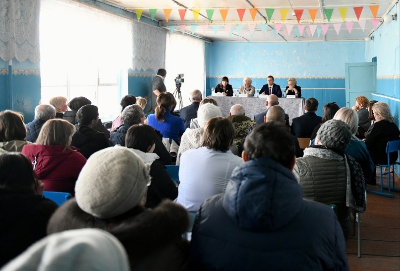 Глава Хакасии встретился жителями посёлка имени Ильича