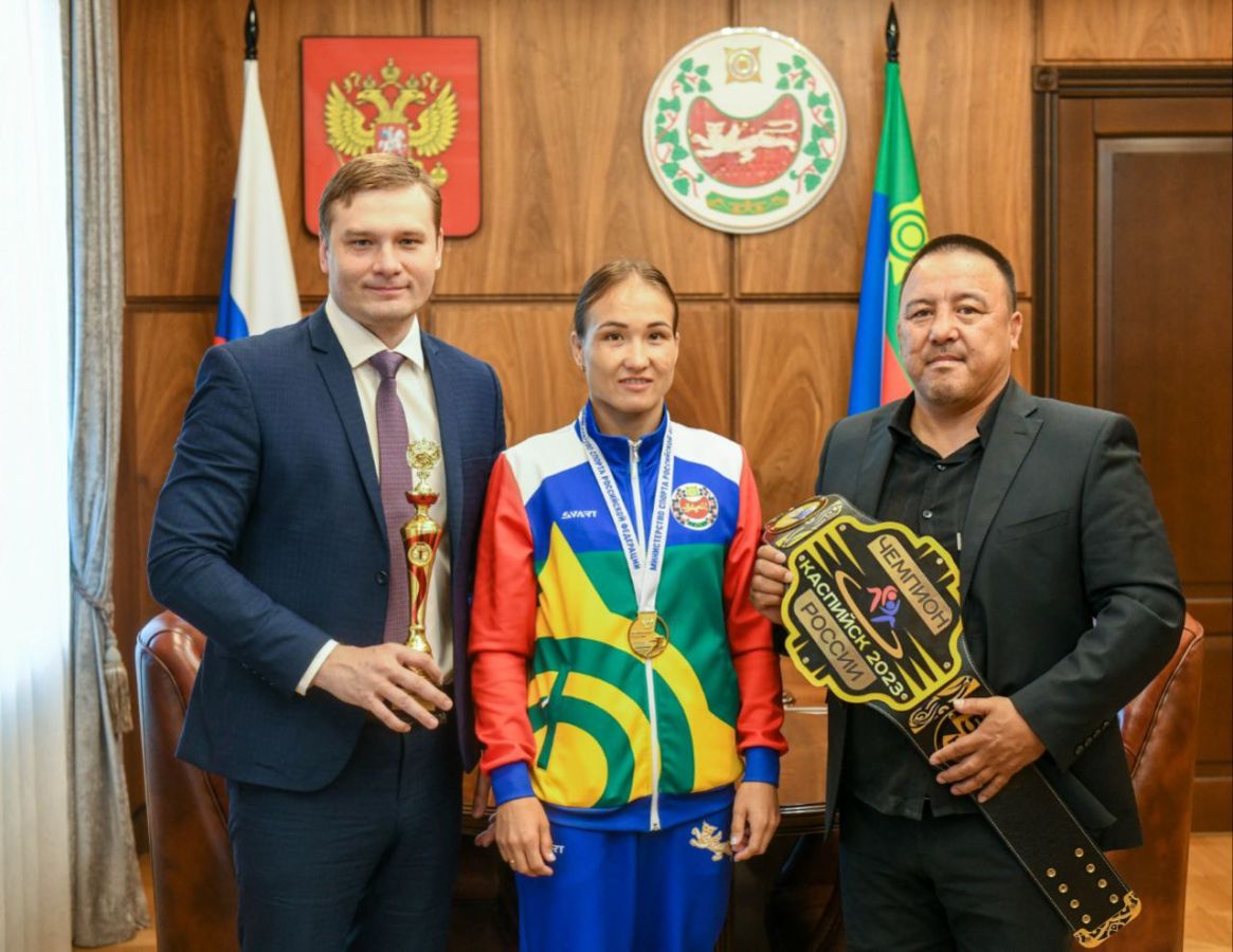 Глава Хакасии поздравил чемпионку России по вольной борьбе