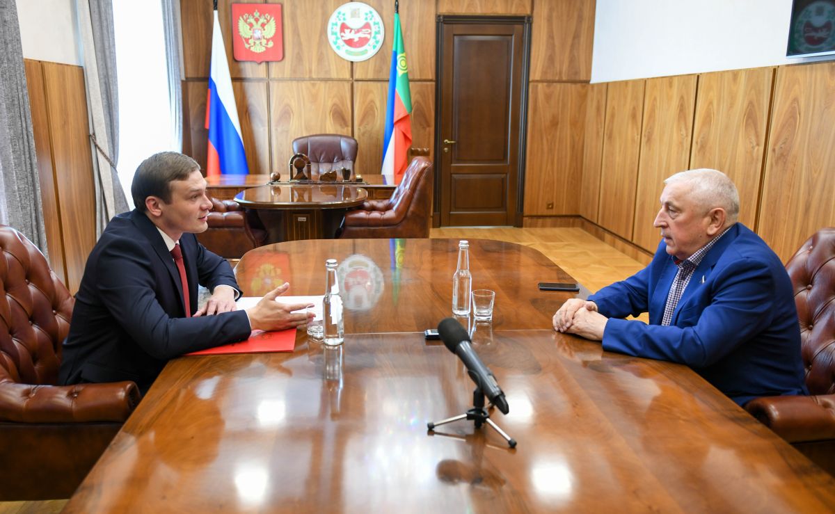 Глава Хакасии встретился с председателем комитета Госдумы Николаем Харитоновым