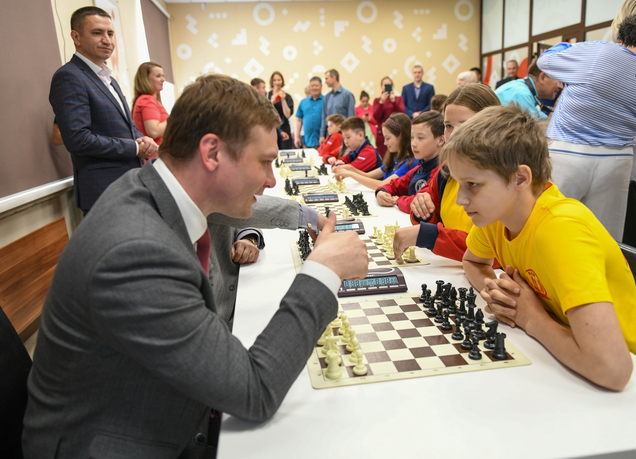 Глава Хакасии открыл турнир по шахматам