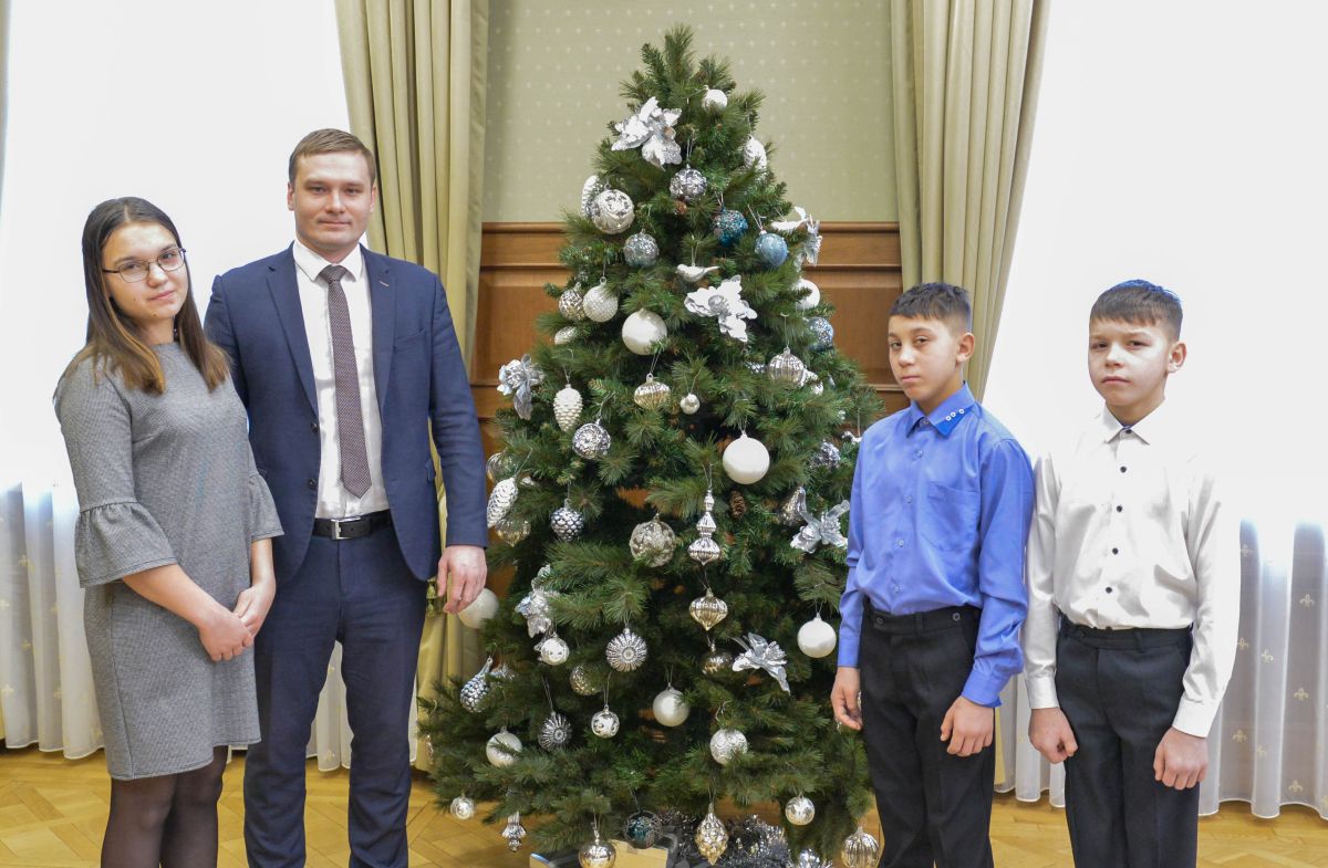 Валентин Коновалов исполнил новогодние желания детей в рамках акции «Ёлка желаний»