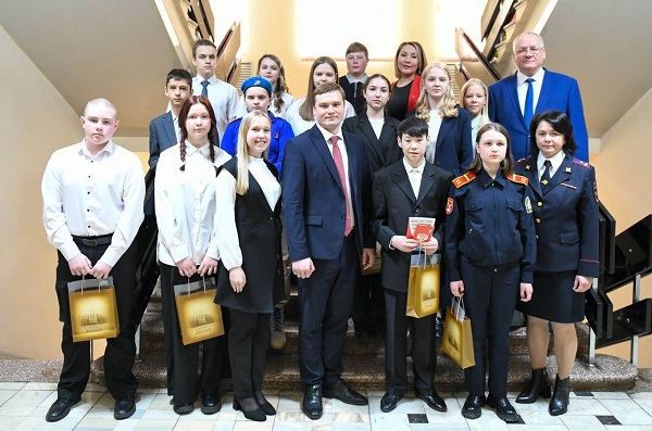 Глава Хакасии вручил паспорта юным активистам