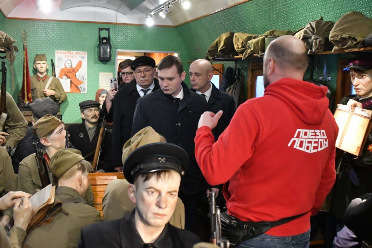 Глава Хакасии посетил передвижной музей «Поезд Победы»