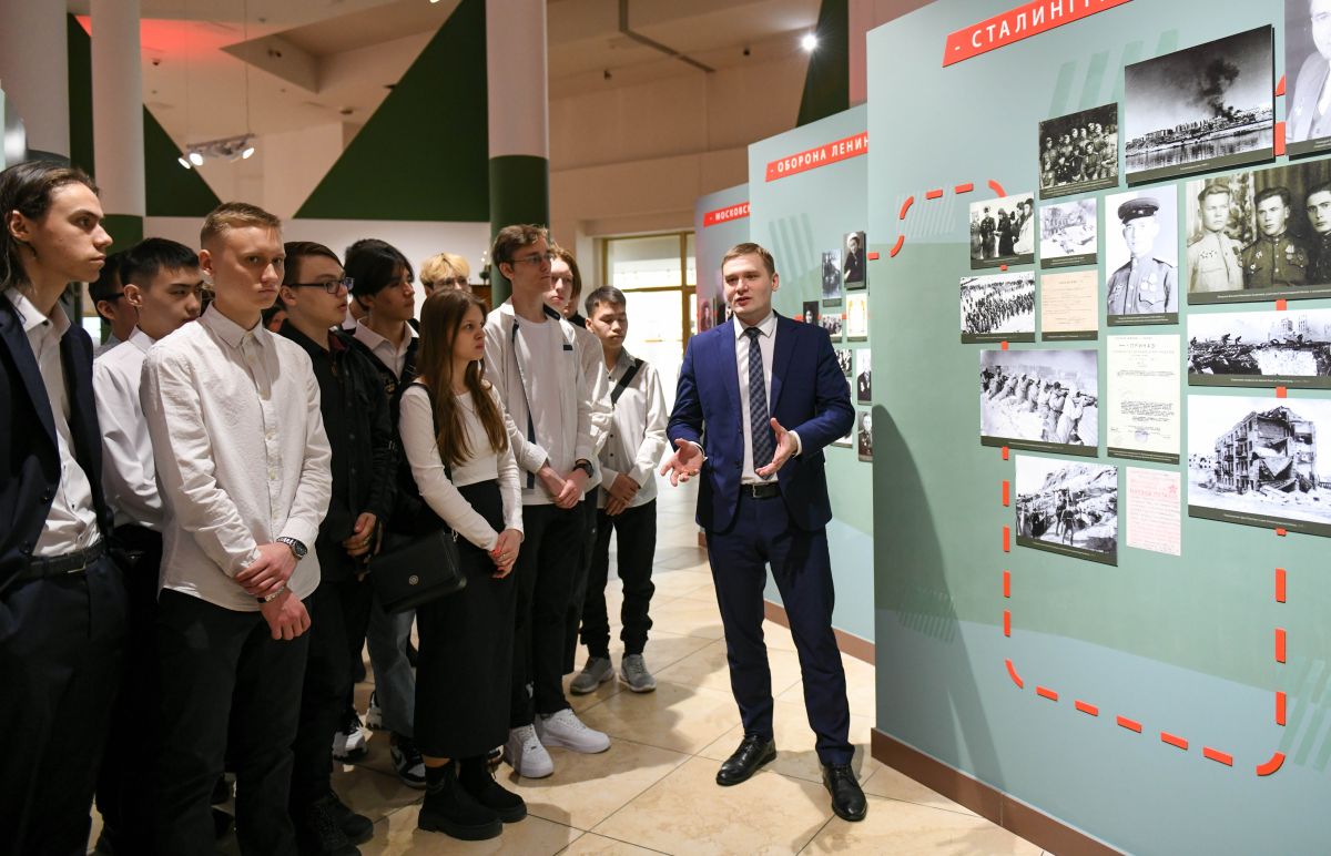 Валентин Коновалов провел экскурсию для студентов в рамках ﻿просветительской акции «Прогулка со Знанием»