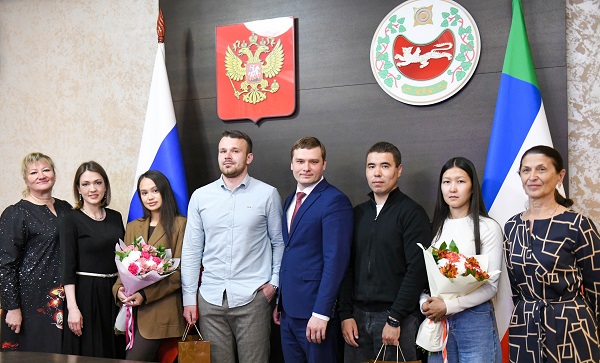 Валентин Коновалов встретился с парами, создавшими семьи на выставке «Россия»