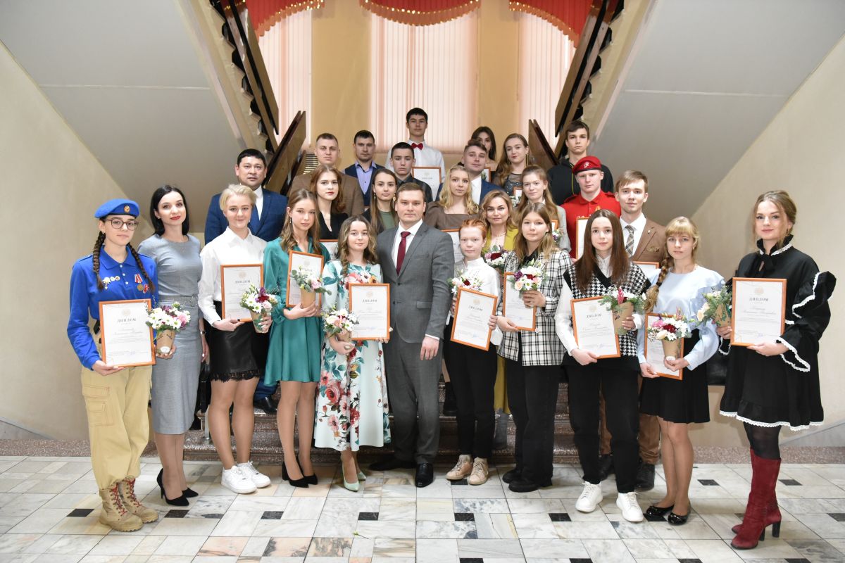 Лучшие представители молодёжи отмечены премиями главы Хакасии