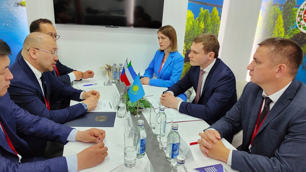 Глава Хакасии встретился с послом Республики Казахстан на ПМЭФ