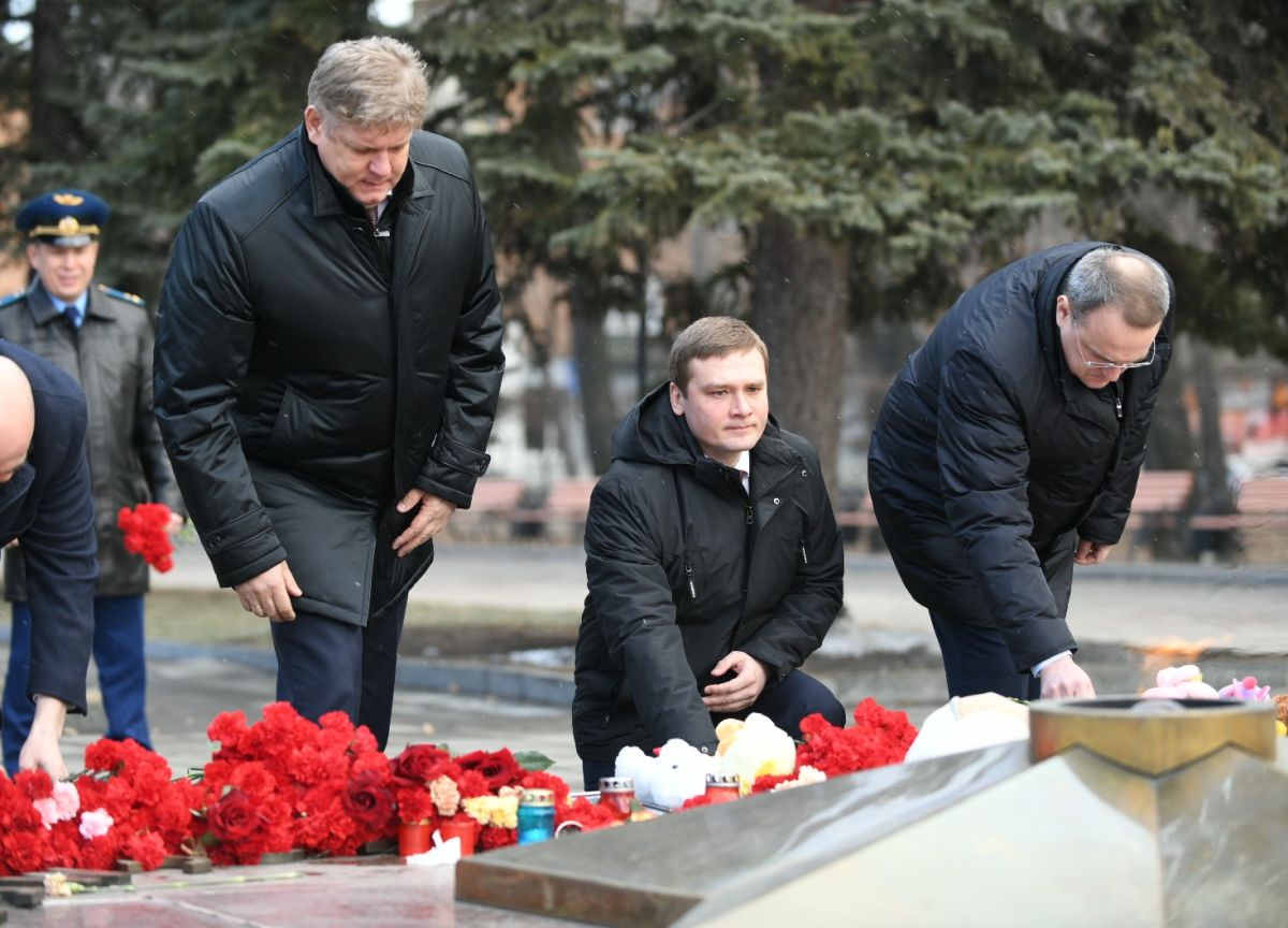 Анатолий Серышев и первые лица Хакасии почтили память погибших в результате теракта