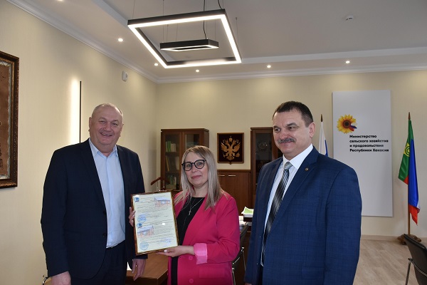 Социальный работник из Усть-Абакана получила сертификат от Минсельхоза Хакасии