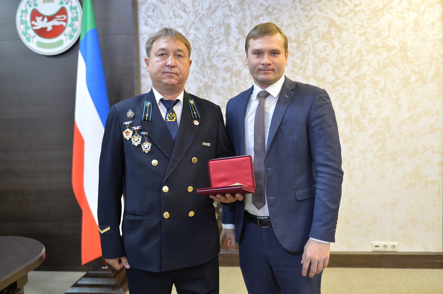 Глава Хакасии вручил награды шахтерам в преддверии профессионального праздника