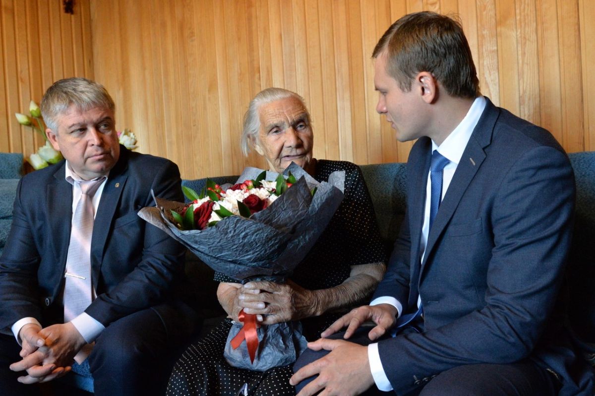 Валентин Коновалов поздравил со 100-летним юбилеем труженицу тыла Великой Отечественной войны